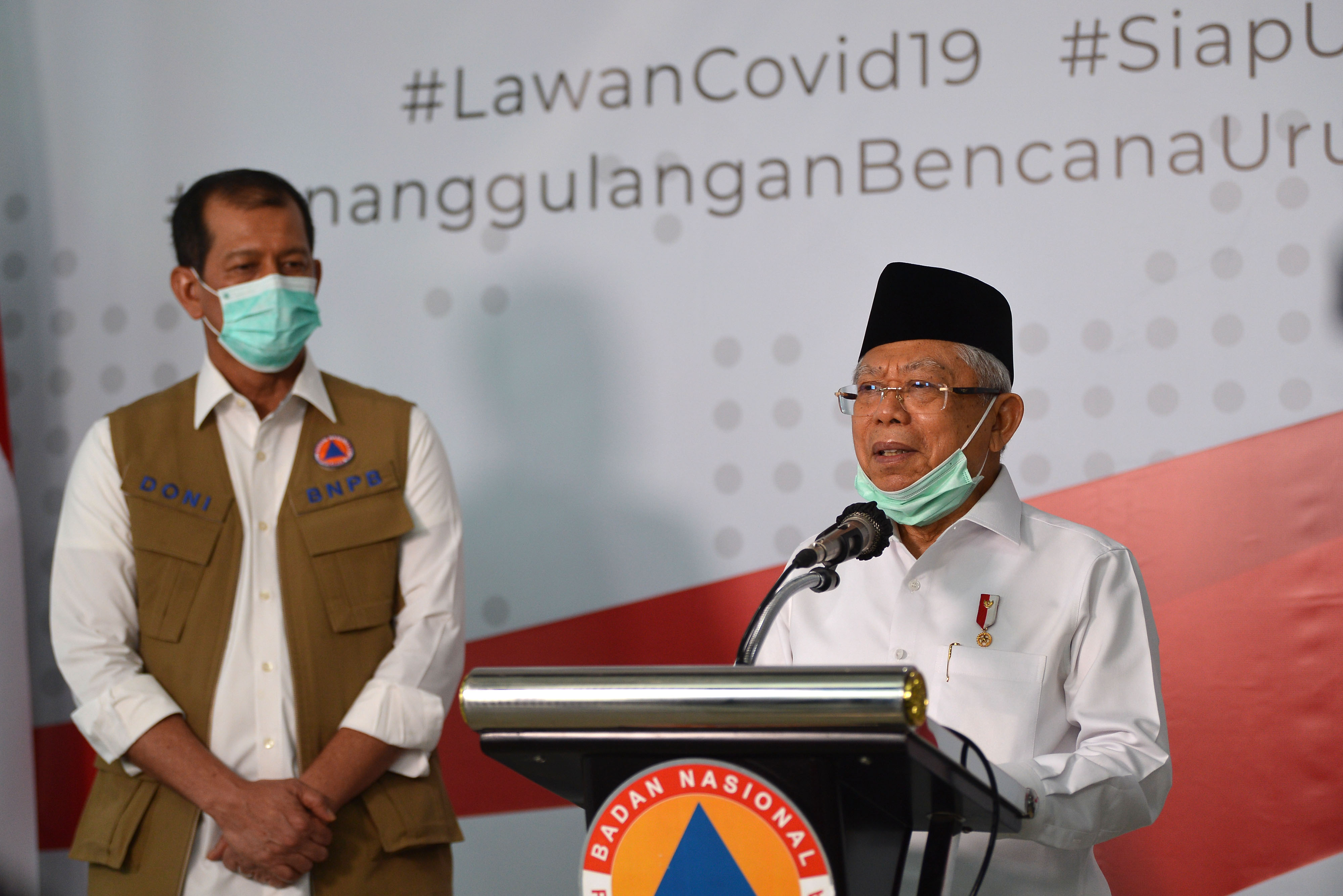 Wakil Presiden Ma'ruf Amin didampingi Kepala Badan Nasional Penanggulangan Bencana (BNPB) Doni Monardo.
