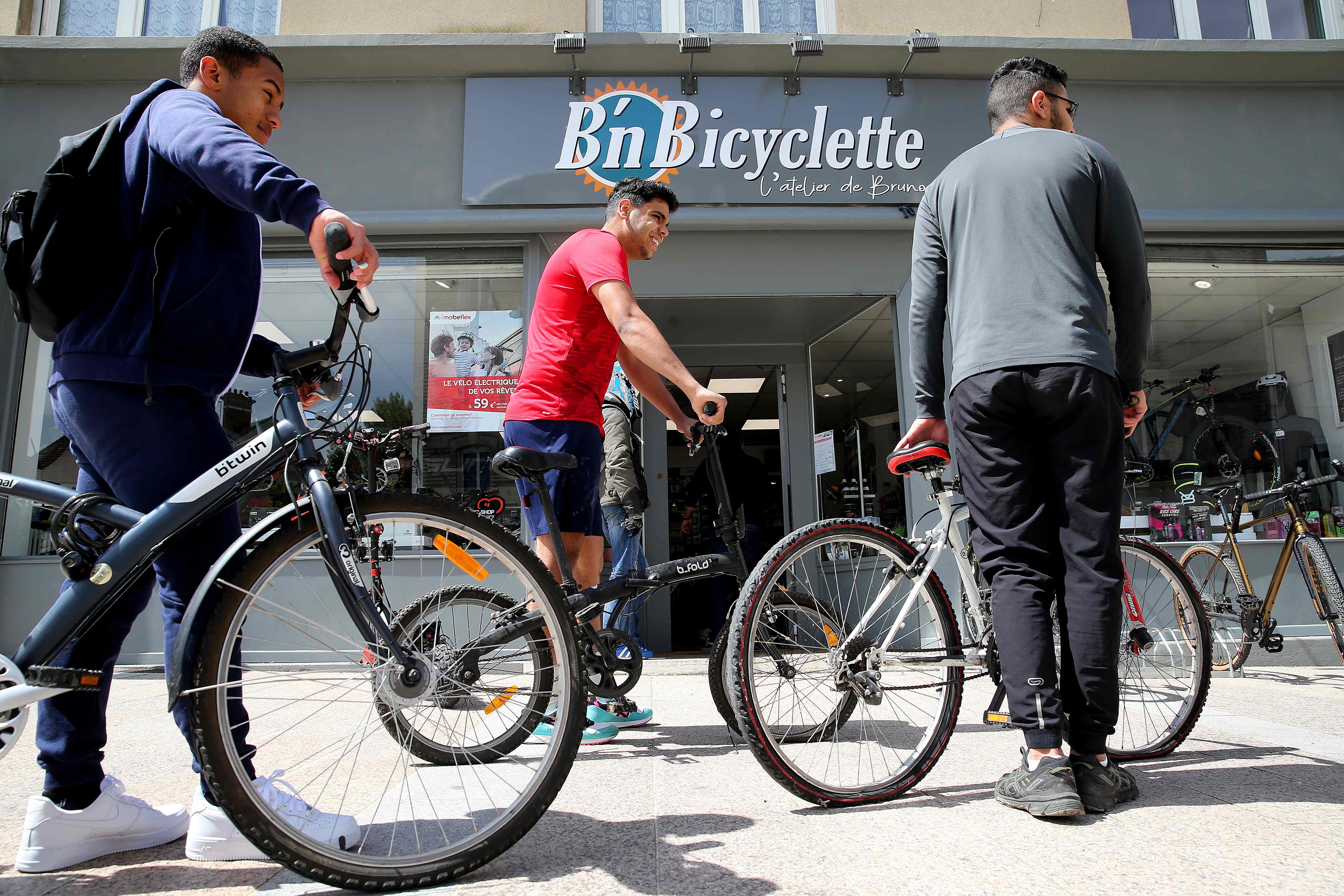 Pelanggan menunggu di depan toko sepeda di Crepy-en-Valois, Paris