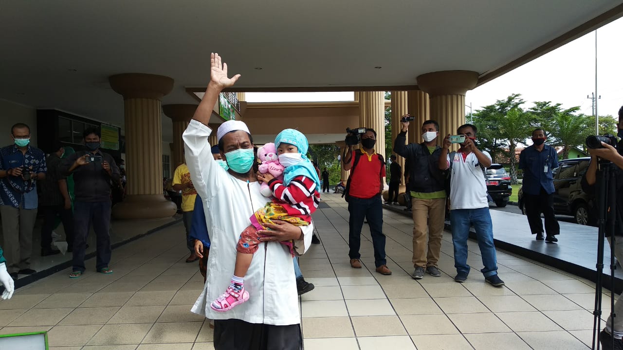 Seorang pasien pulang sambil menggendong anaknya dinyatakan sembuh dari covid-19 setelah dirawat di RS di Klaten, Jawa Tengah.