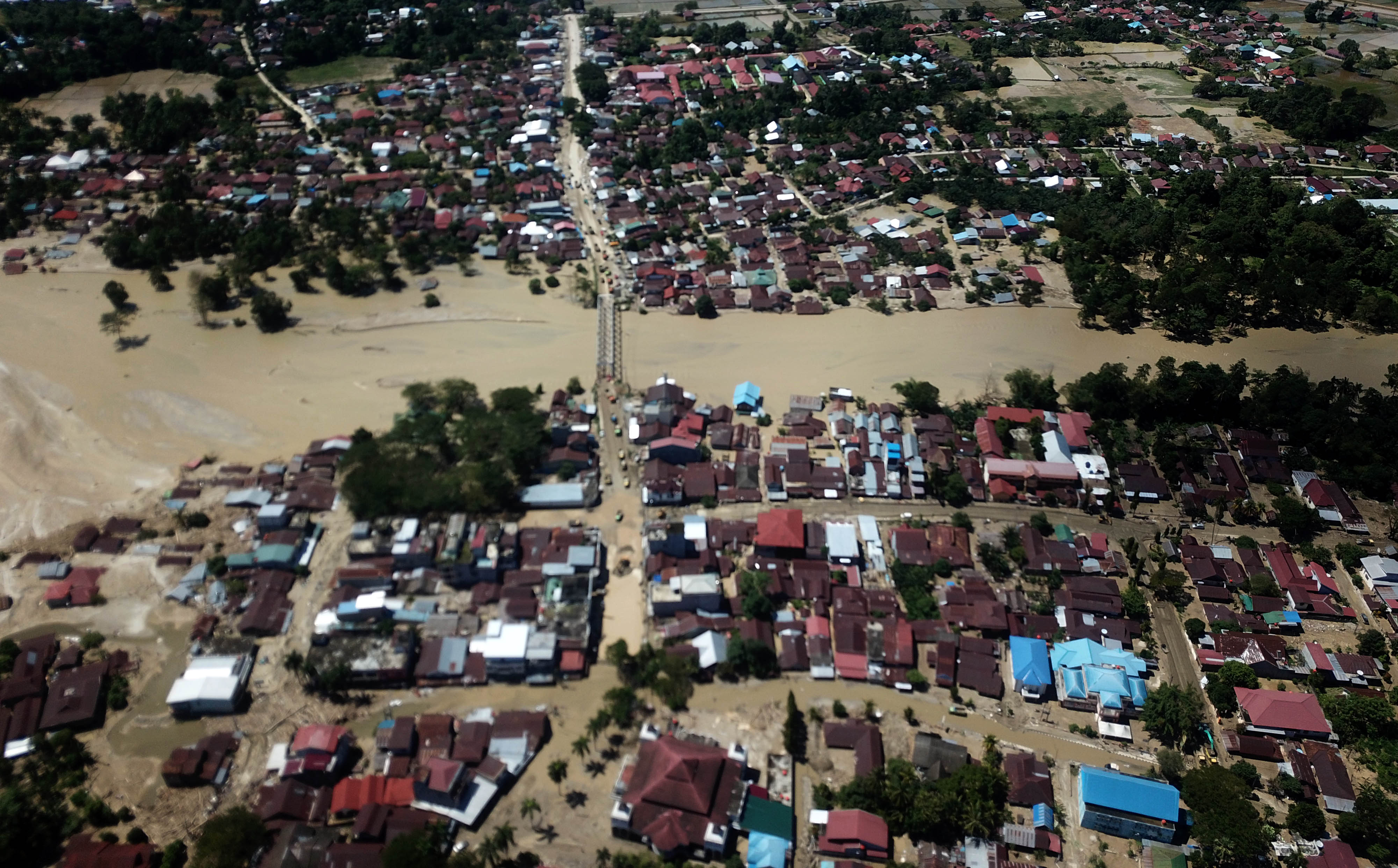 Foto udara kondisi Kota Masamba, Kabupaten Luwu Utara, Sulawesi Sealatan yang tertimbun lumpur banjir bandang, Jumat (17/7/2020). 
