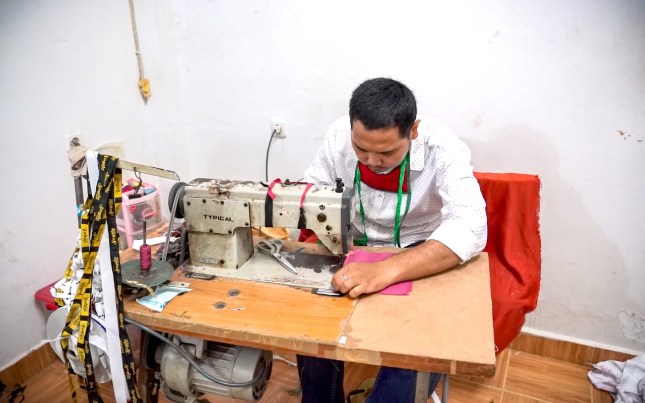 Pengusaha UMKM di Sumsel memproduksi masker