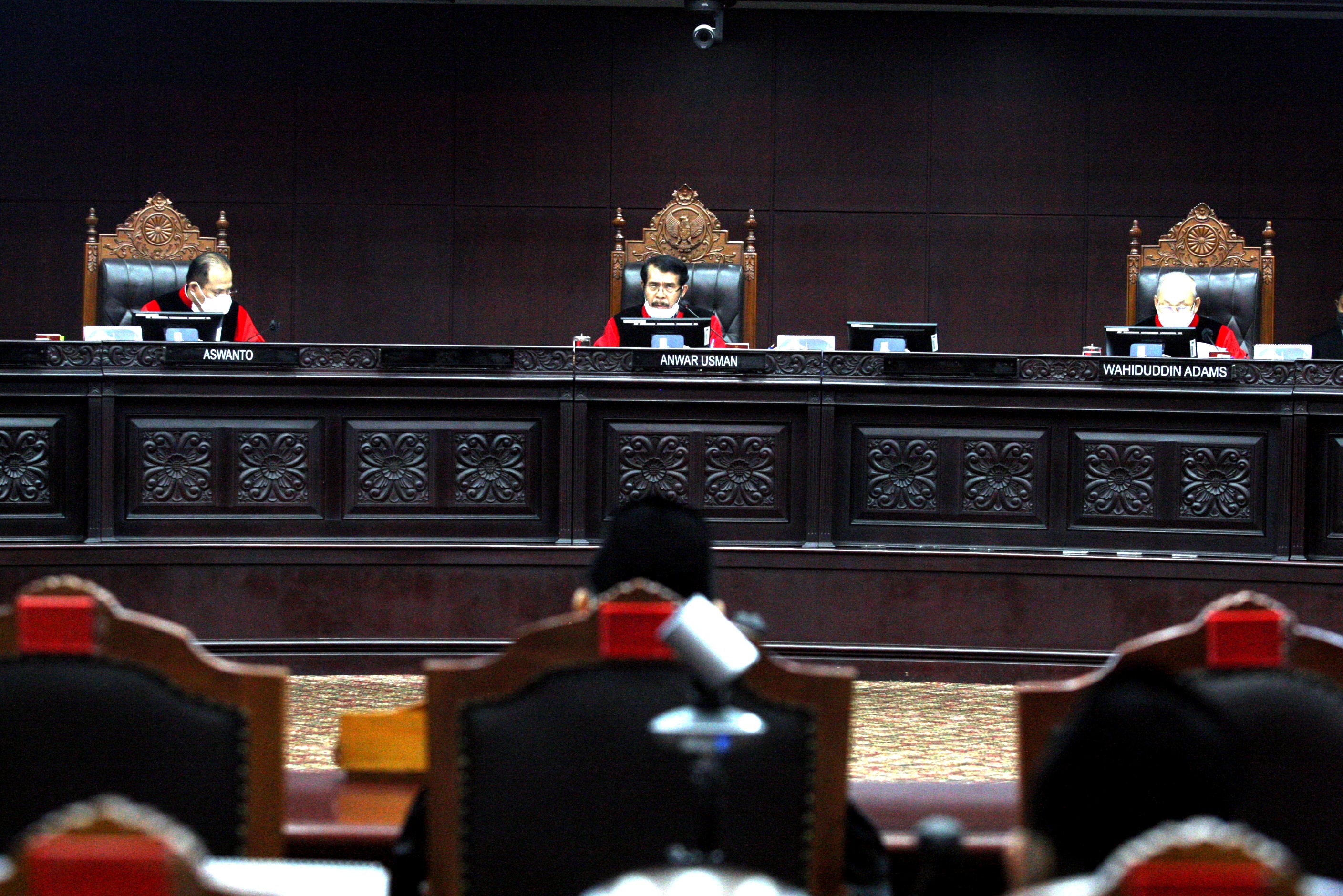 Tiga hakim konstitusi yang dipimpin hakim ketua Anwar Usman (tengah) .