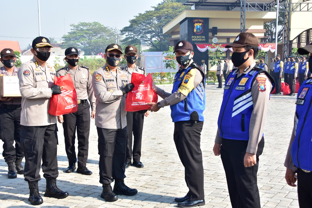 Akpol 91 Batalion Bara Dhaksa menyalurkan bansos untuk warga terdampak covid-19 di sejumlah daerah. 