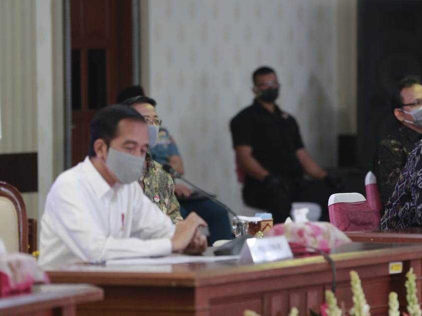 Presiden Joko Widodo meminta seluruh pihak tidak terlena dengan prediksi IMF, World Bank, dan OECD.
