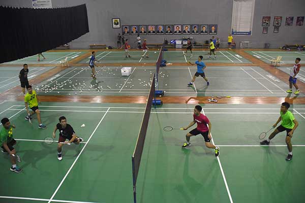 Para pebulu tangkis sedang melakukan sesi latihan
