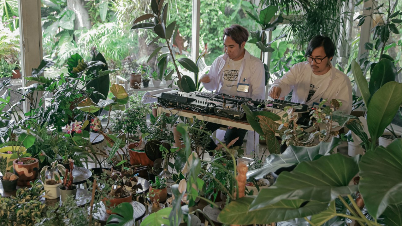 Suasana konser Plantasia oleh duo Bottlesmoker, di Bandung, Sabtu (25/7).