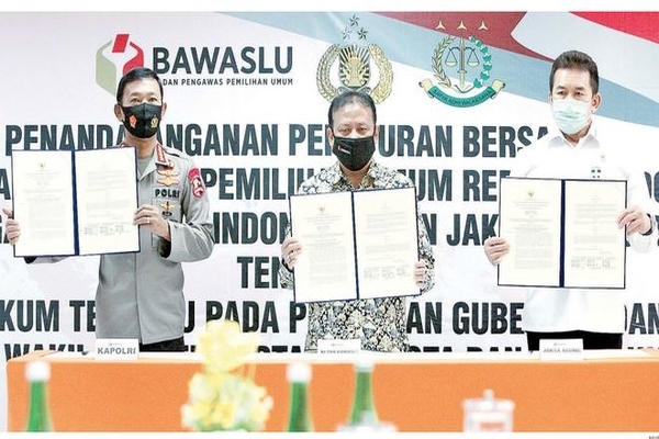 Ketua Badan Pengawas Pemilu (Bawaslu) Abhan (tengah) bersama Jaksa Agung ST Burhanuddin (kanan) dan Kapolri Jenderal Idham Aziz