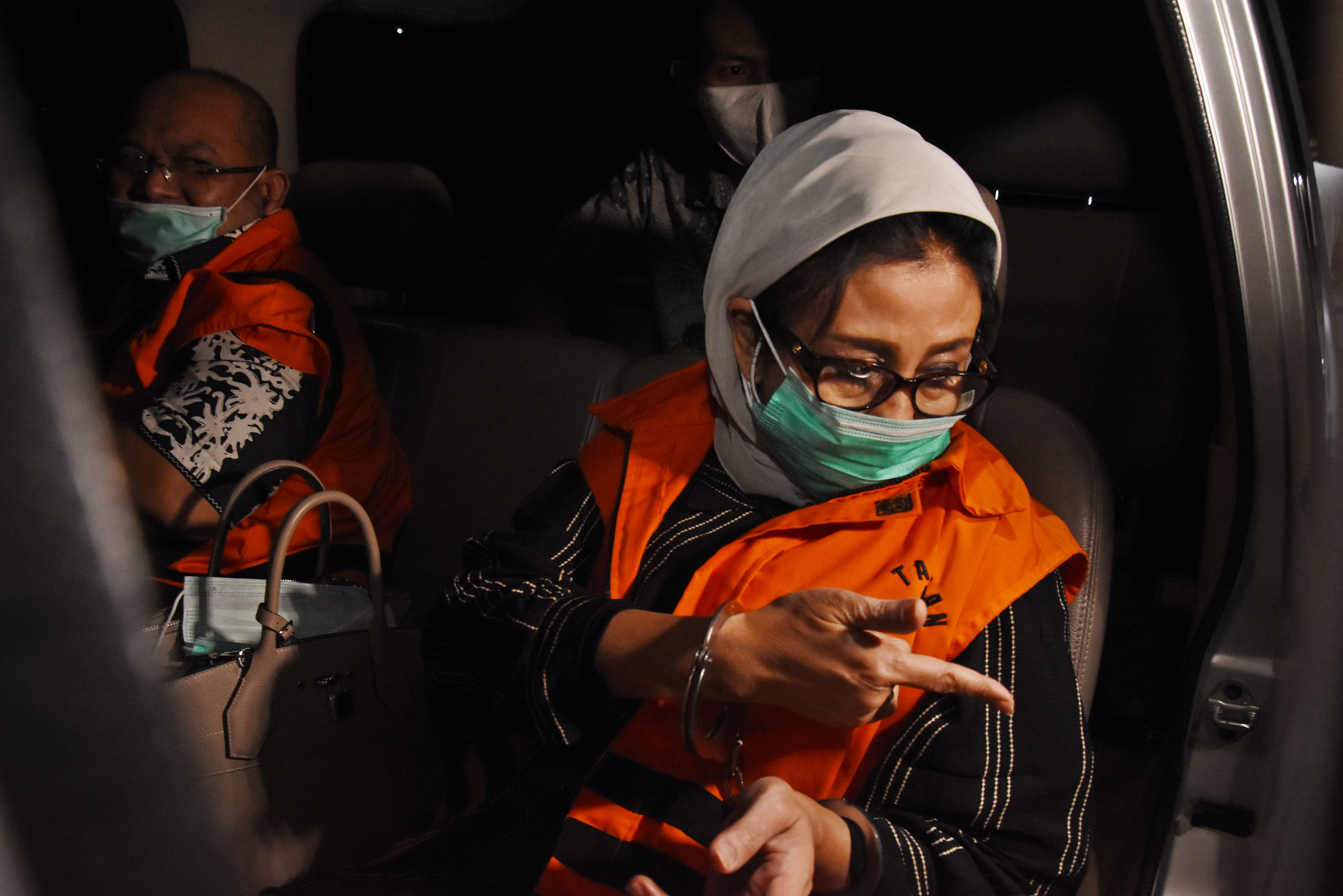 Bupati Kutai Timur Ismunandar bersama istri yang merupakan Ketua DPRD Kutai Timur Encek UR Firgasih di Gedung KPK, Jakarta, Sabtu (4/7).