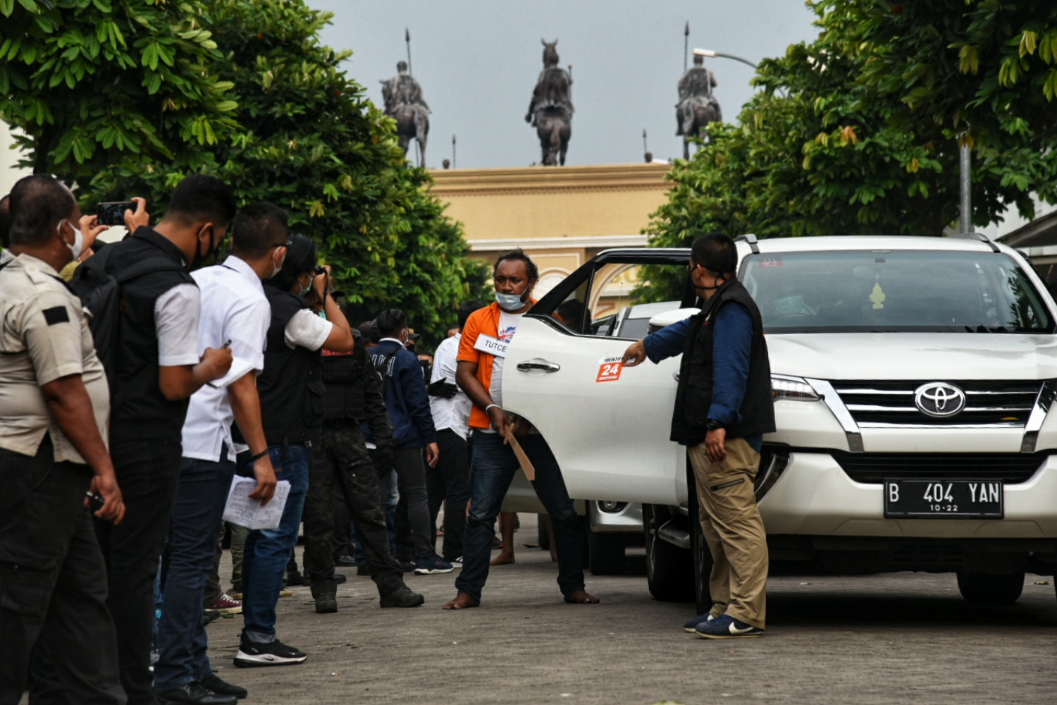 Polisi menggelar rekonstruksi perusakan rumah Nus Kei di kawasan Green Lake City, Cipondoh, Kota Tangerang, Rabu (24/6/2020)