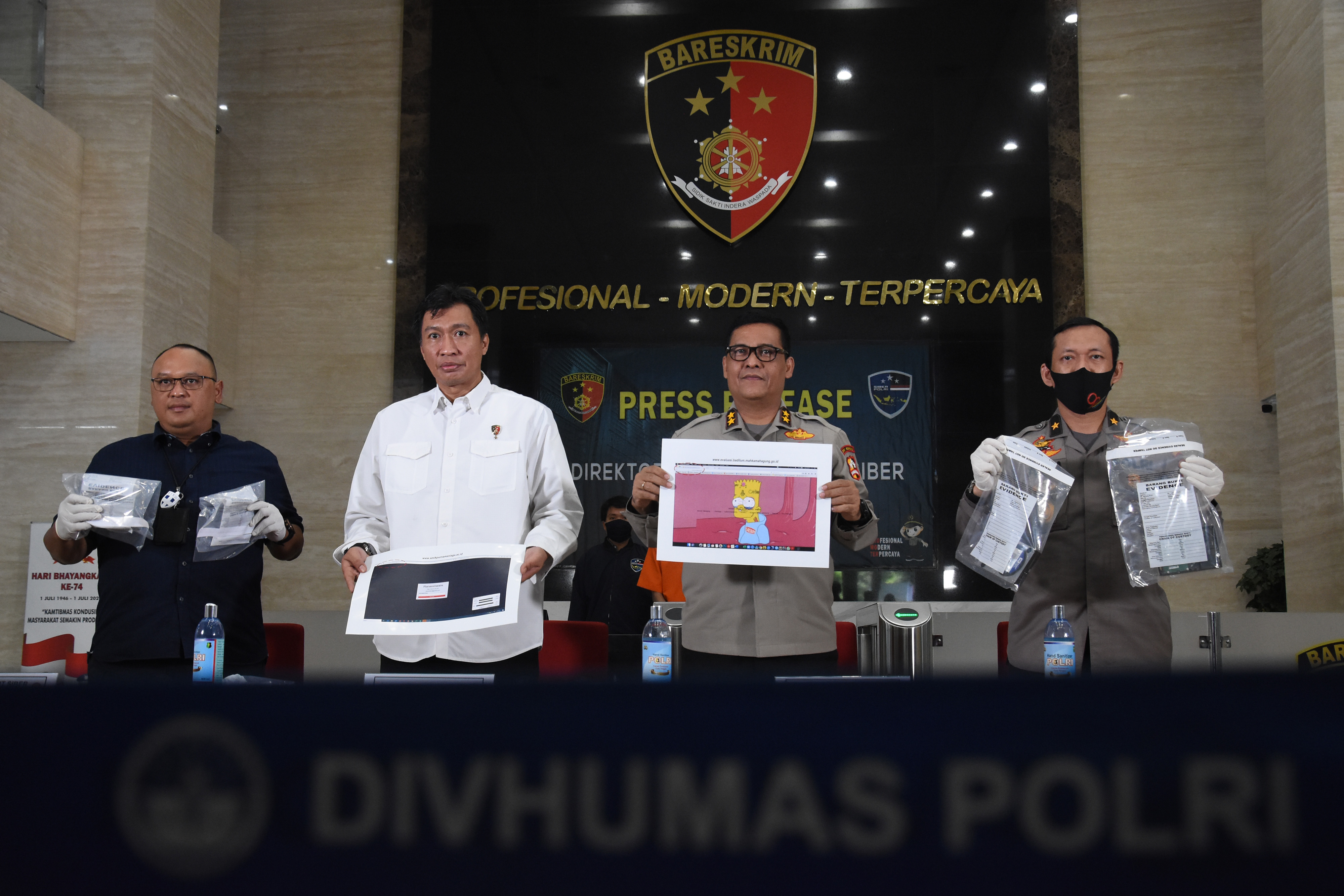 PENGUNGKAPAN KASUS PERETASAN SITUS LEMBAGA NEGARA: Kadiv Humas Polri Irjen Pol Argo Yuwono (kedua kanan)