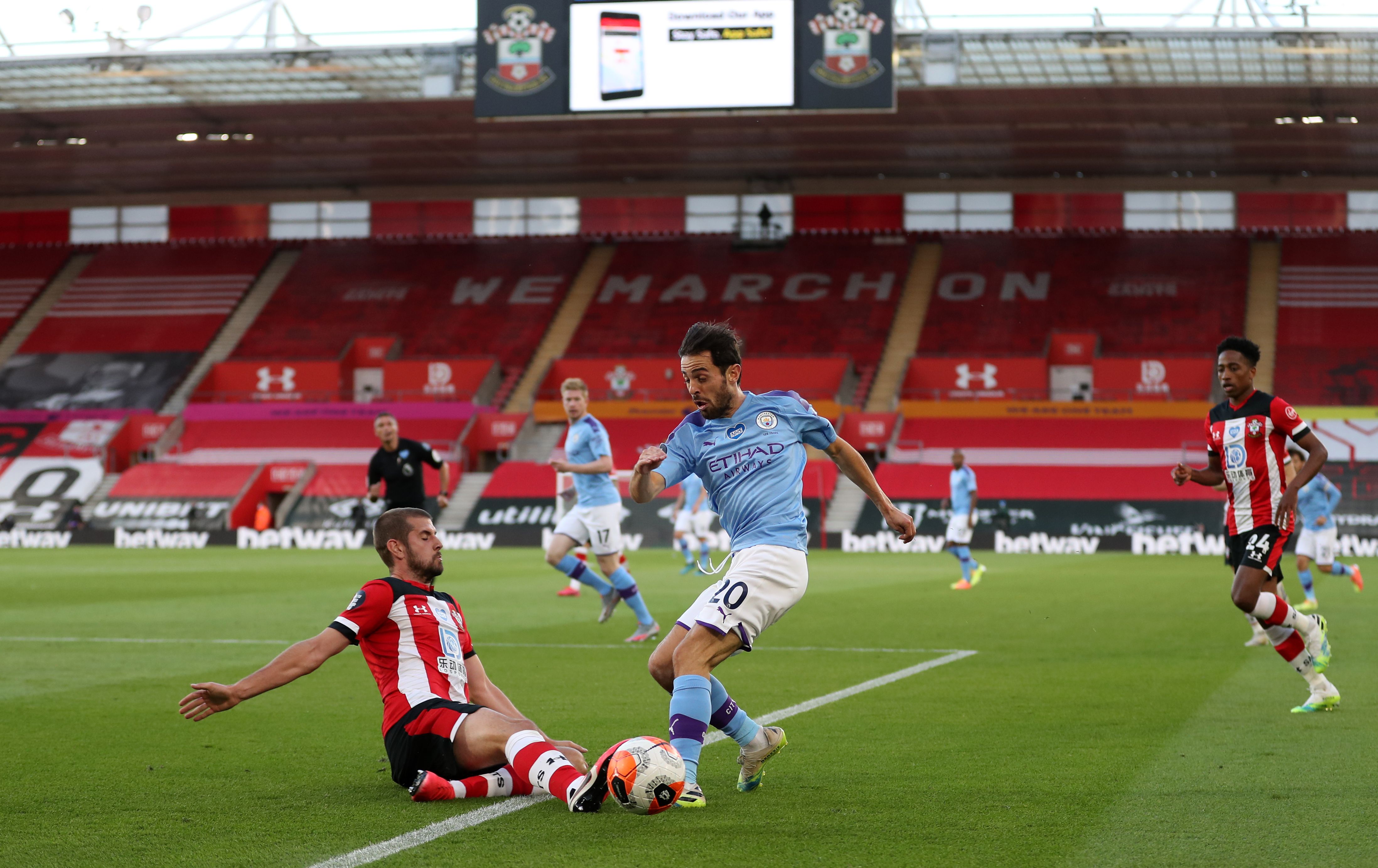 Laga Liga Primer Inggris antara Southampton dan Manchester City.