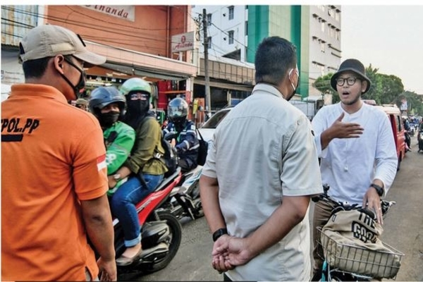 Petugas melakukan penindakan kepada pengguna jalan yang tidak menggunakan masker di Jalan Ragunan, Pasar Minggu, Jakarta Selatan, kemarin.