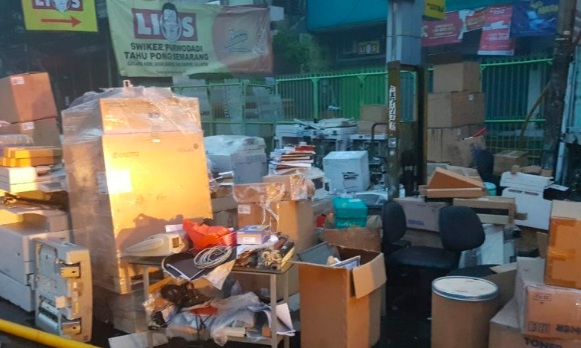 Sisa-sisa kebakaran ruko empat lantai berisi suku cadang mesin fotokopi di Jalan Raya Tanjung Duren, Grogol Petamburan, Jakarta Barat.