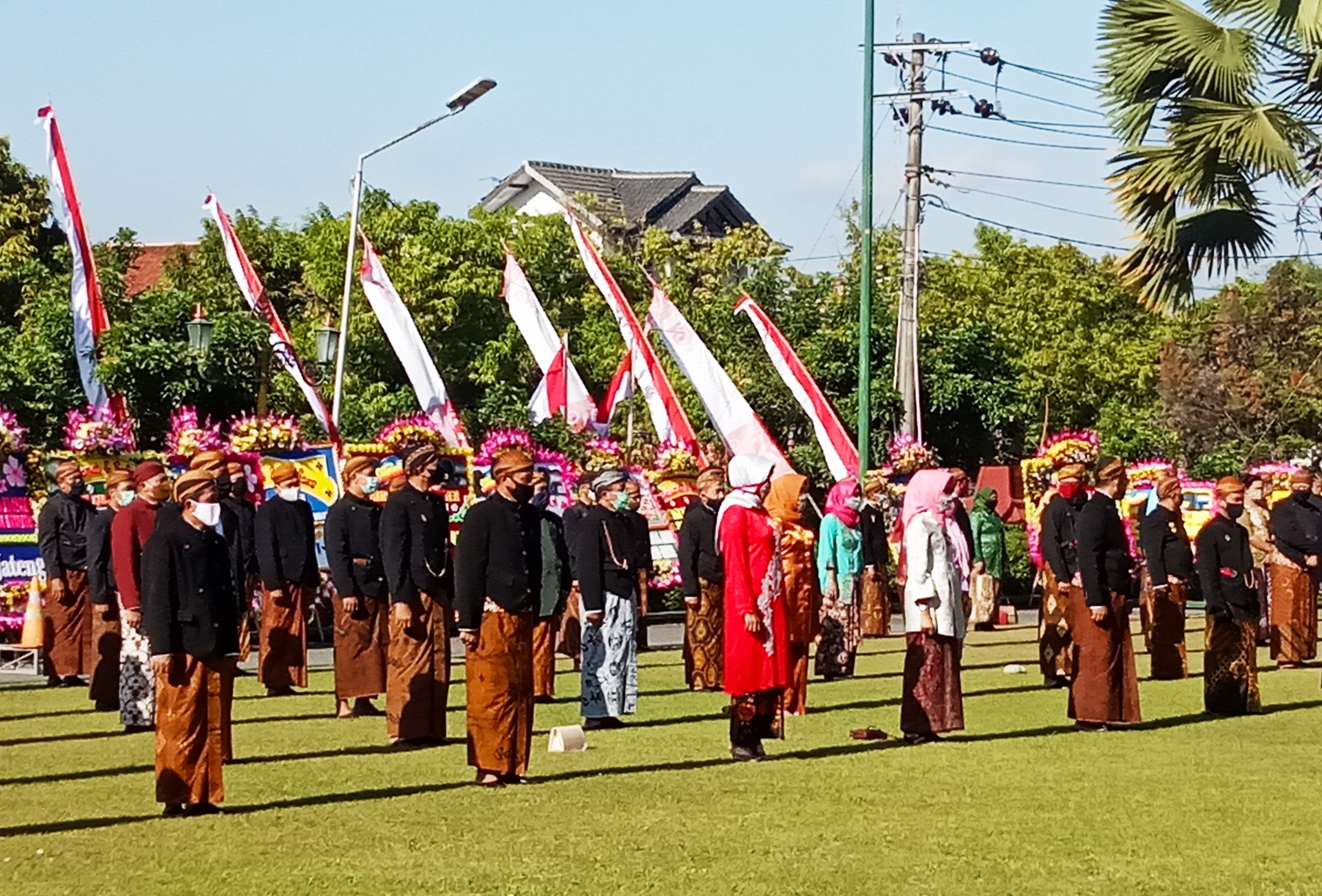 Peserta upacara Hari Jadi Klaten dan para tamu mengenakan busana adat Jawa 