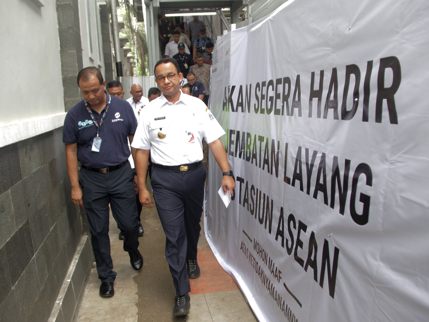 Gubernur DKI Jakarta Anies Baswedan saat menghadiri pencanangan Halte Transjakarta CSW di stasiun MRT ASEAN.