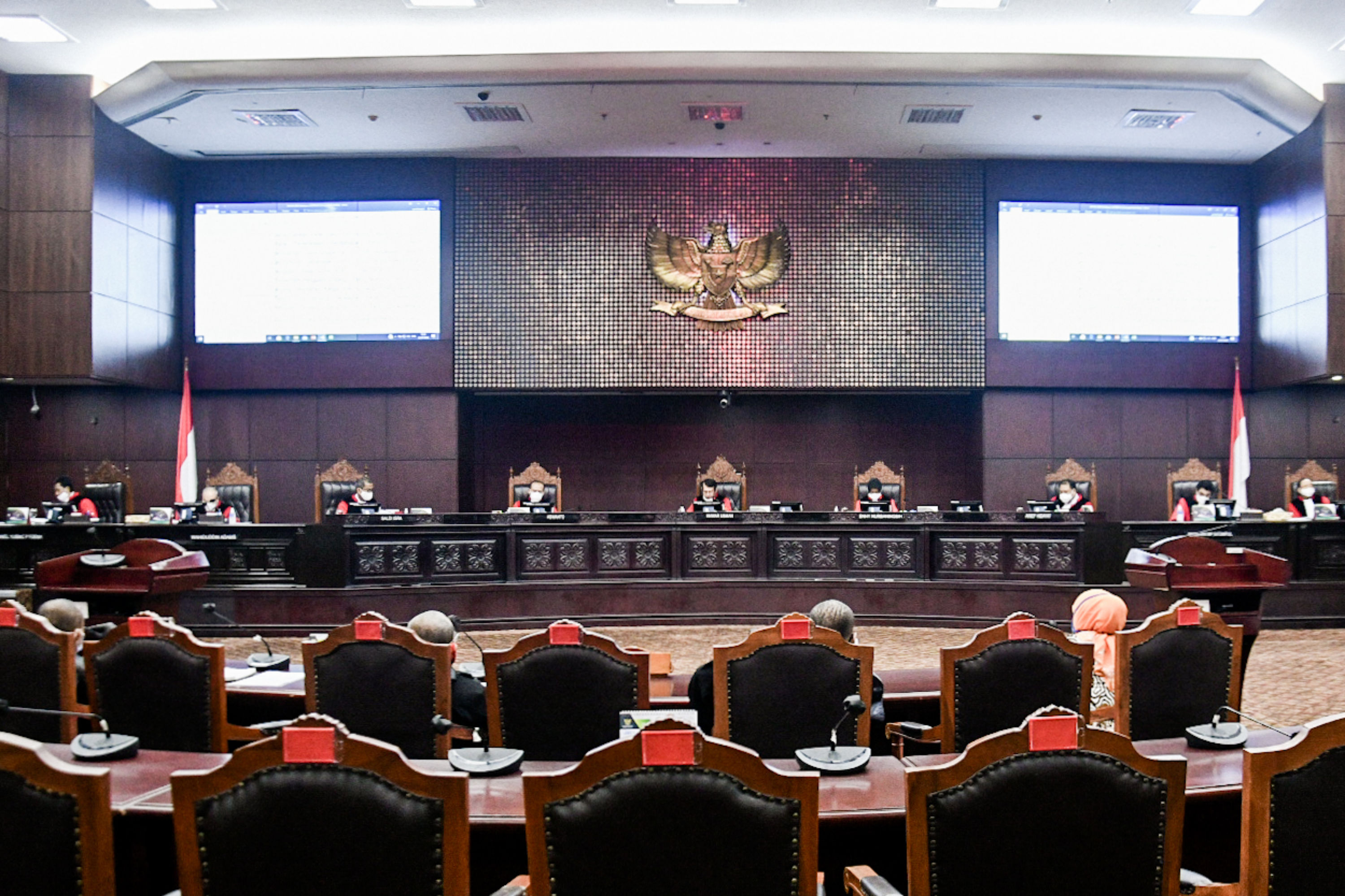 Majelis Hakim Konstitusi dalam putusannya menolak seluruh gugatan permohonan pengujian materil Undang-Undang Nomor 10 Tahun 2016