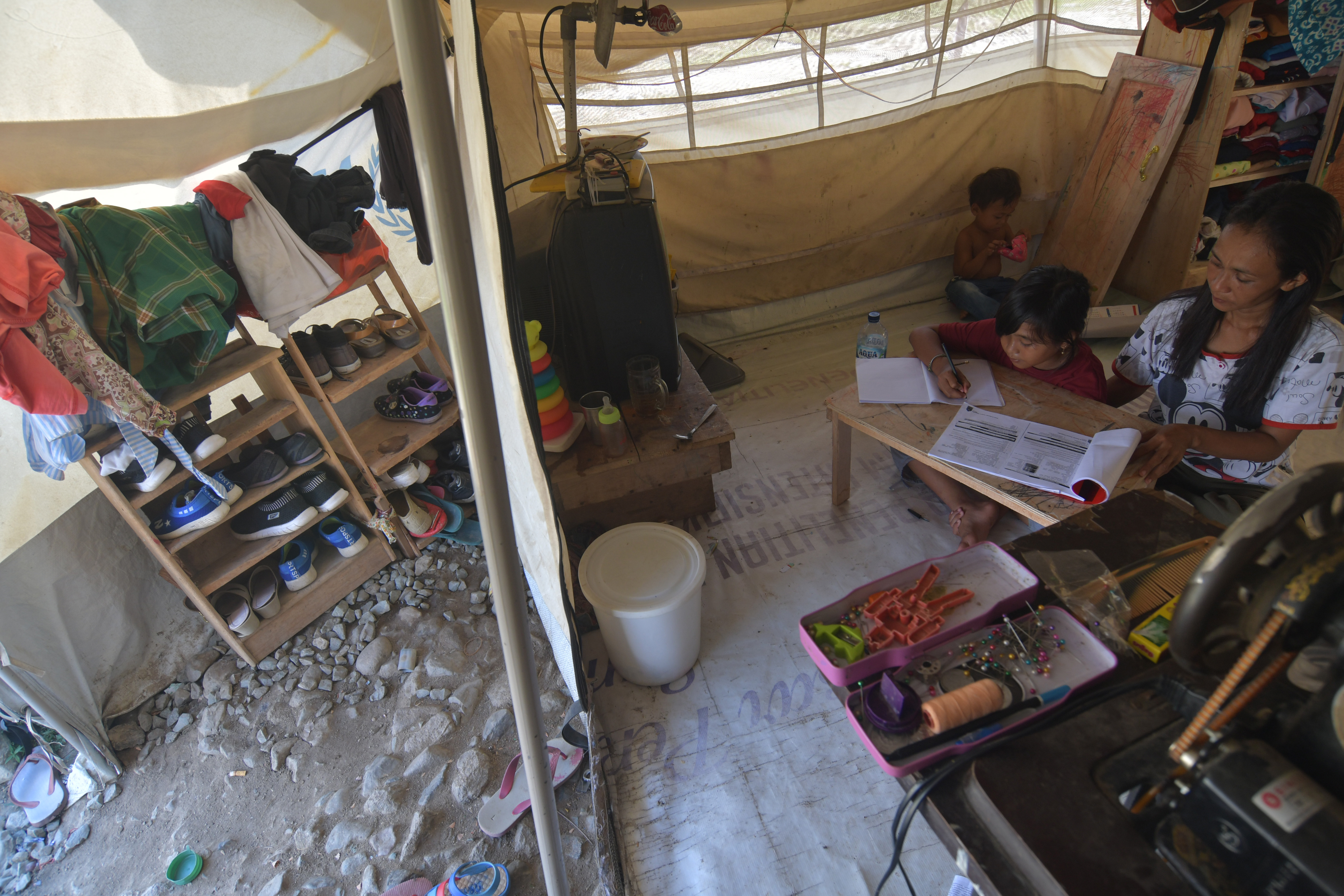 Seorang anak penyintas bencana gempa belajar dengan fasilitas seadanya pada tenda pengungsian di Kamp Pengungsian Balaroa, Palu, Rabu (18/3)