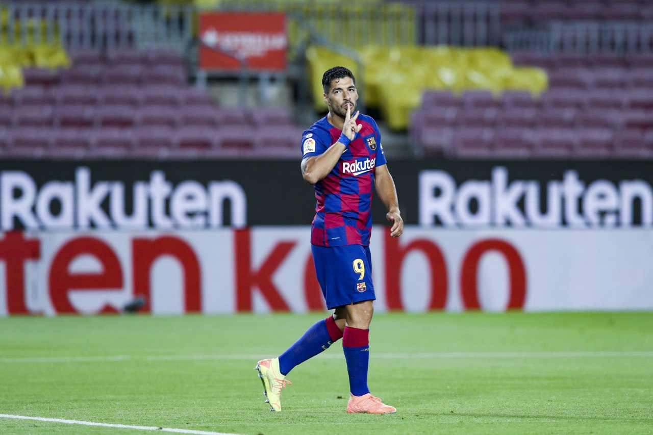 Penyerang Barcelona Luis Suarez melakukan selebrasi usai mencetak gol ke gawang Espanyol.