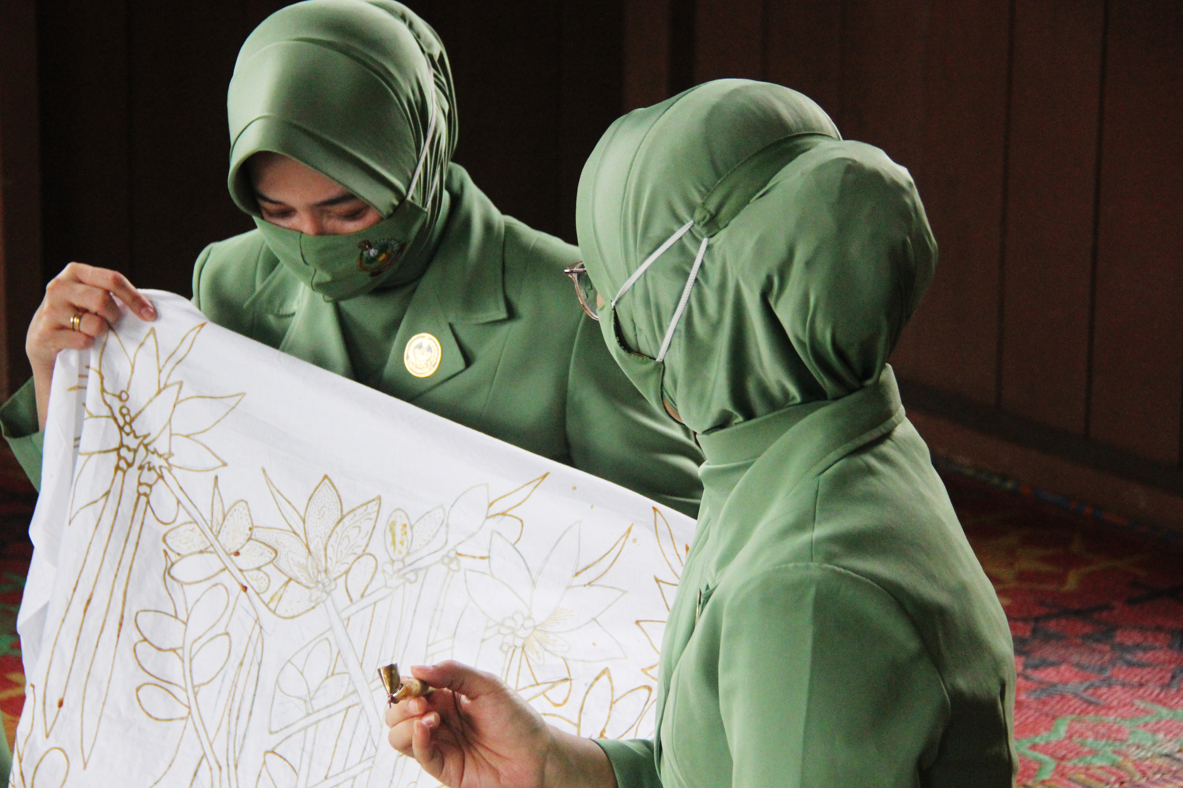 Sejumlah anggota Persit melihat motif bakau pada kain mori yang akan diberi warna dalam proses pembuatan batik tulis di Bandar Bakau Dumai.