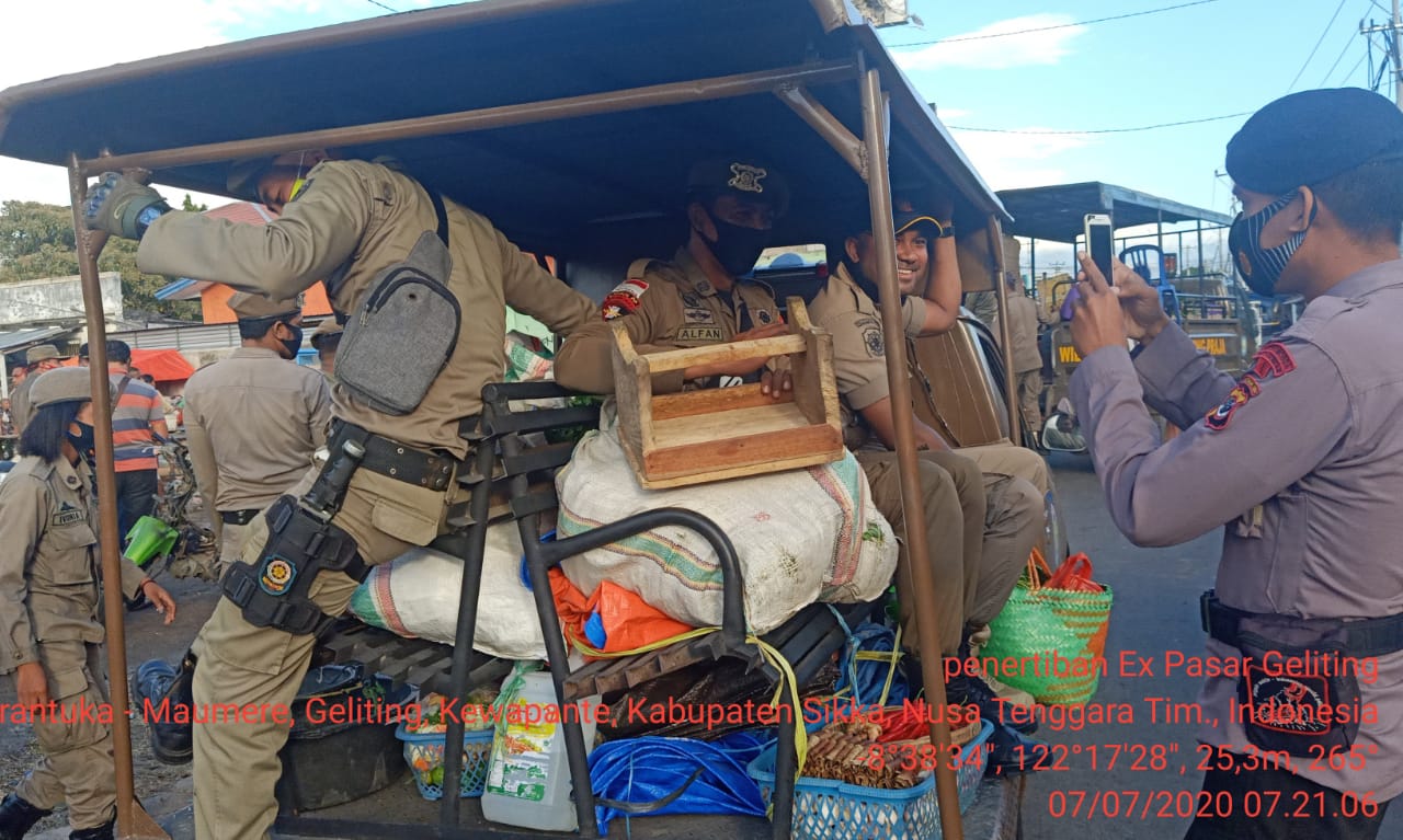Petugas Satpol PP Kabupaten Sikka mengangkut barang-barang milik pedagang yang direlokasi ke Pasar Wairkoja, Selasa (7/7/2020).