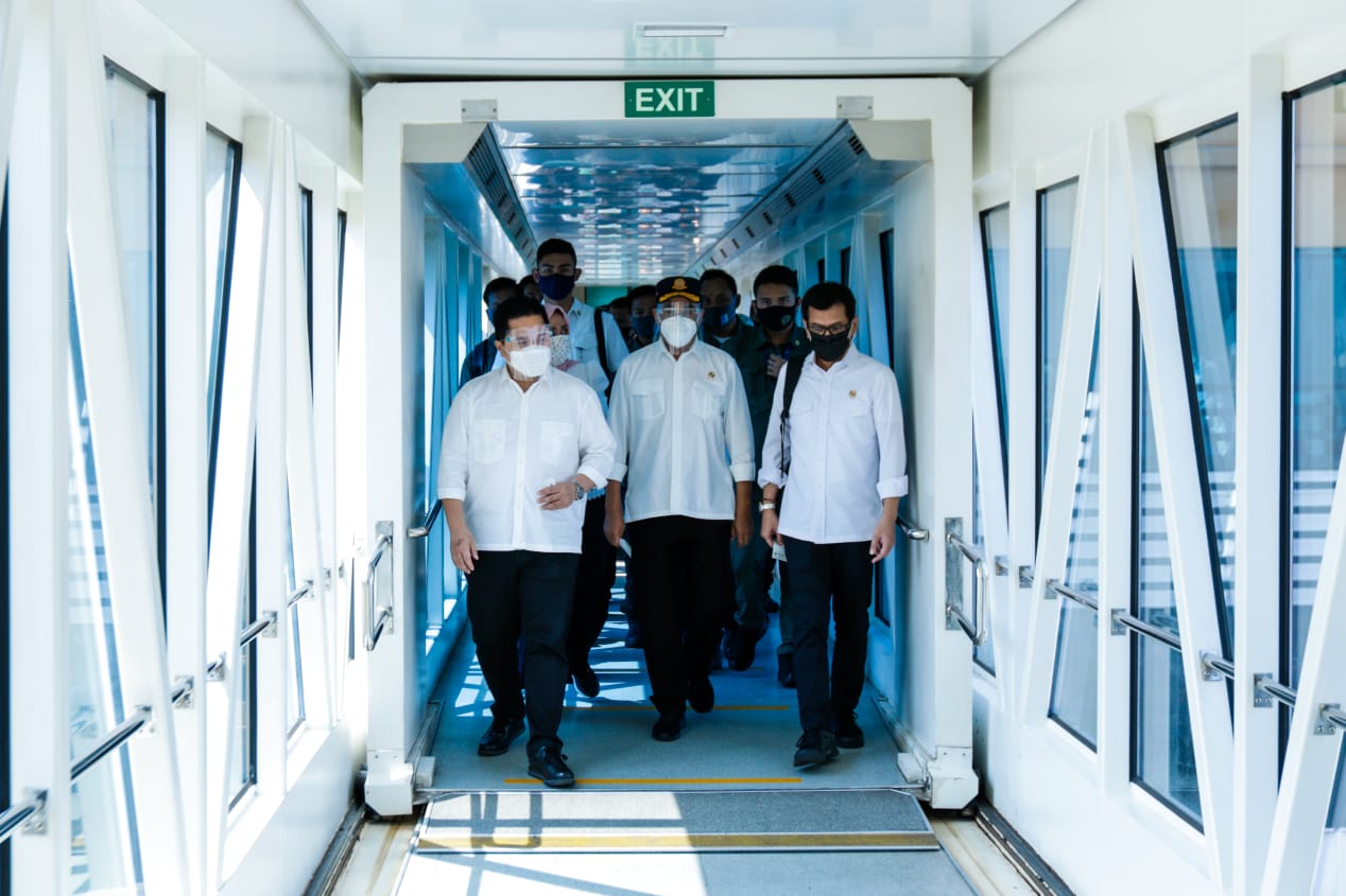 Menteri BUMN Erick Thohir (kiri) berjalan bersama Menteri Perhubungan Budi Karya Sumadi (tengah) dan Menpar Wishnutama.