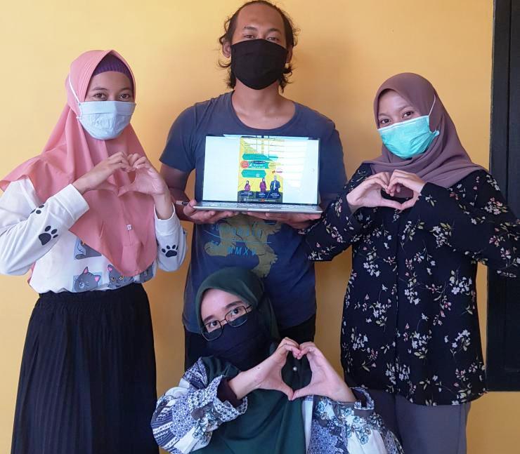 Para mahasiswa UMM menunjukkan karya mereka untuk masyarakat Sampang.