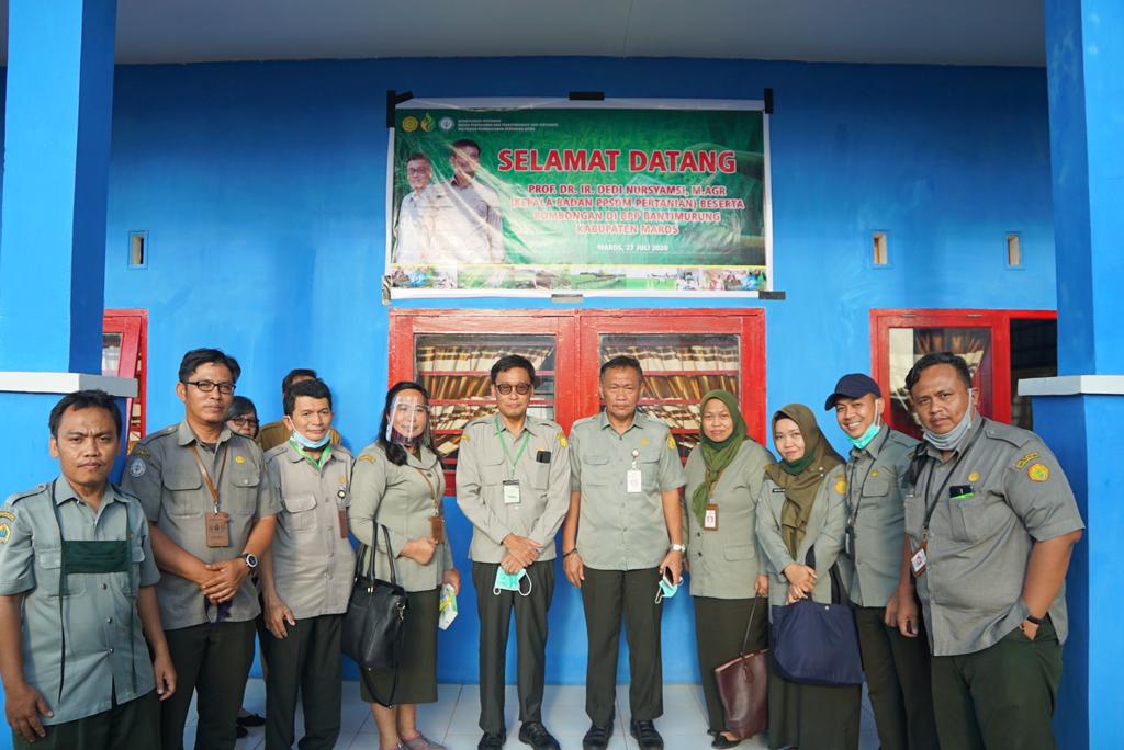 Kepala BPPSDMP Kementan, Dedi Nursyamsi, di tengah-tengah para penyuluh.