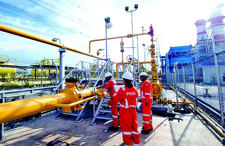 Petugas memeriksa jaringan gas PGN. PT Perusahaan Gas Negara Tbk akan melakukan pembangunan pengklasteran infrastruktur LNG.