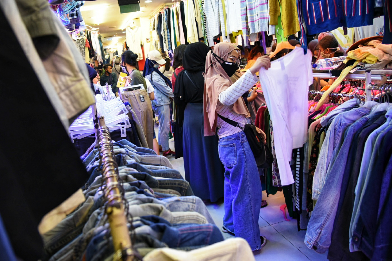 Pengunjung melihat barang dagangan di Blok II Pasar Senen, Jakarta