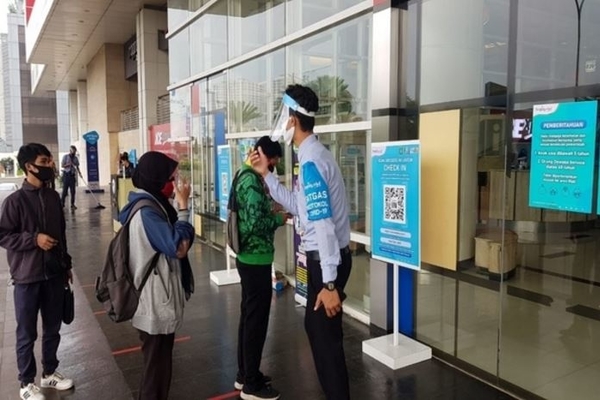 Petugas protokol kesehatan covid-19 Tangcity Mal melakukan pengecekan terhadap pengunjung, Senin, 22 Juni 2020