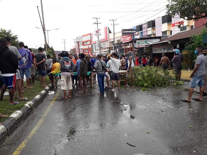 Warga melati Raya Sorong palang jalan akibat banjir berulang