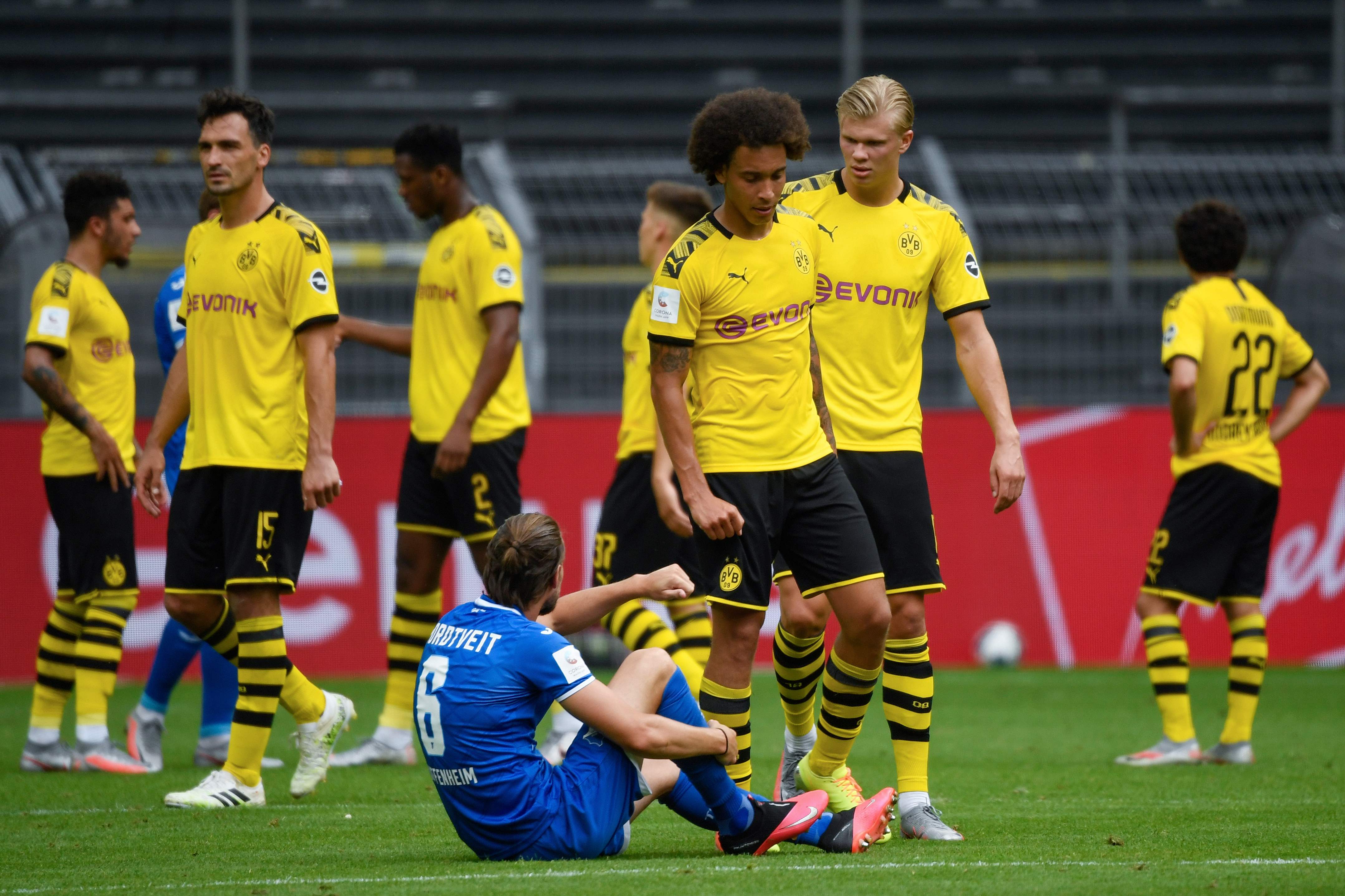 Pemain Borrusia Dortmund saat bersiap mengikuti laga Bundesliga di tengah pandemi.