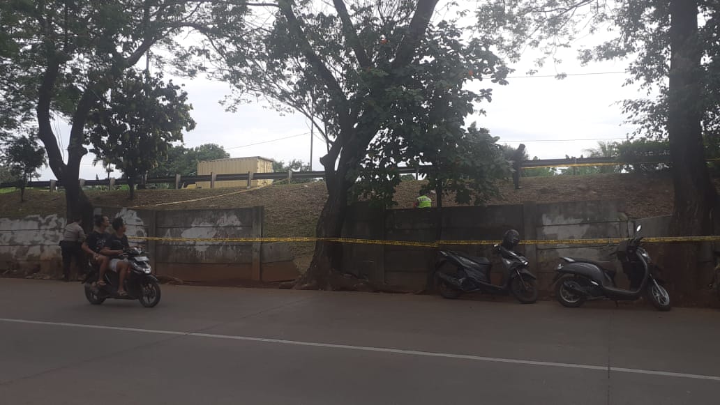 Di lokasi tempat ditemukan jenazah Yodi, polisi masih mendatangi tempat kejadian dan memperbaiki letak garis batas polisi (police line).