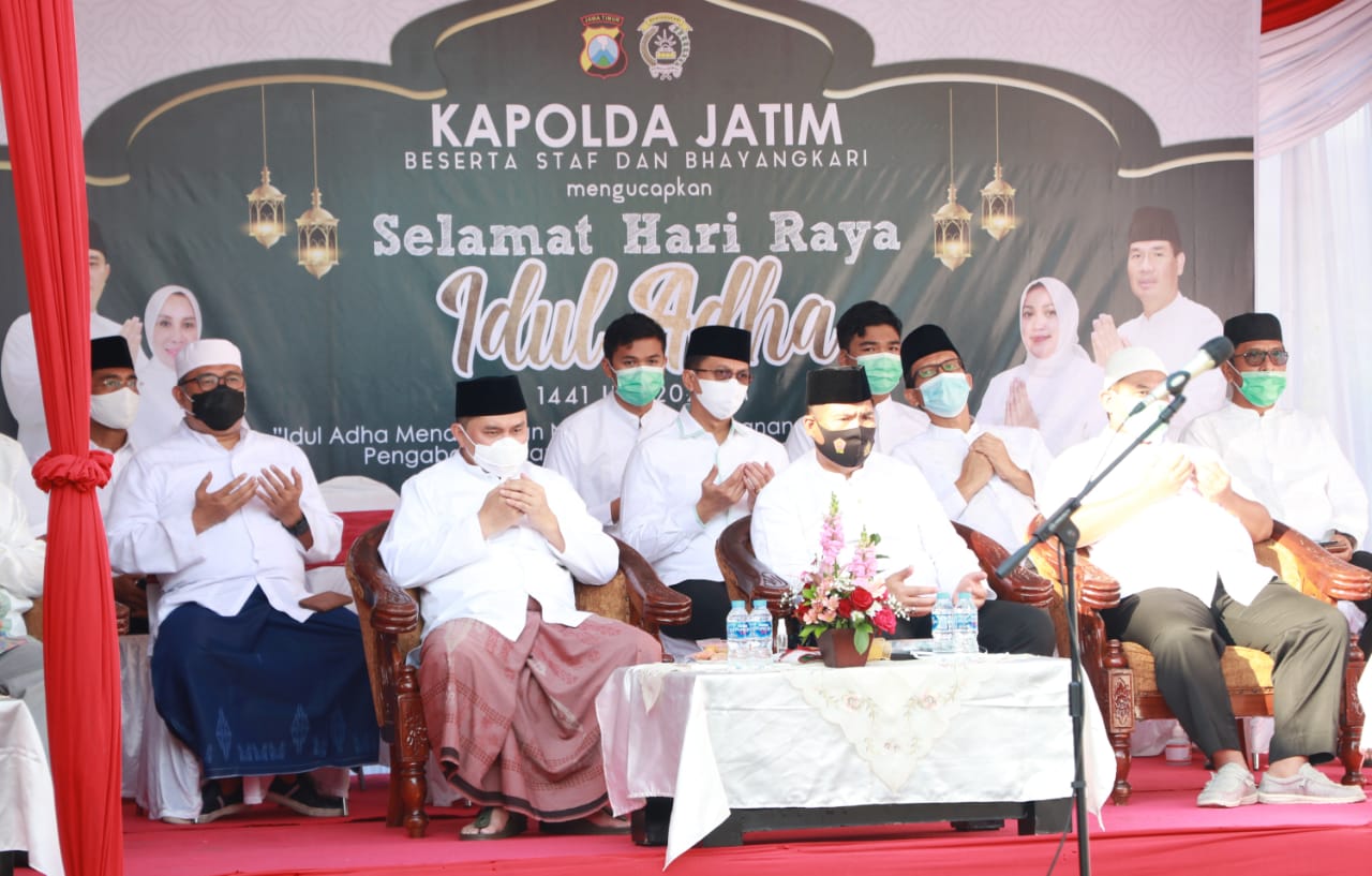 Kapolda dan jajaran Polda Jatim merayakan Idul Adha. 