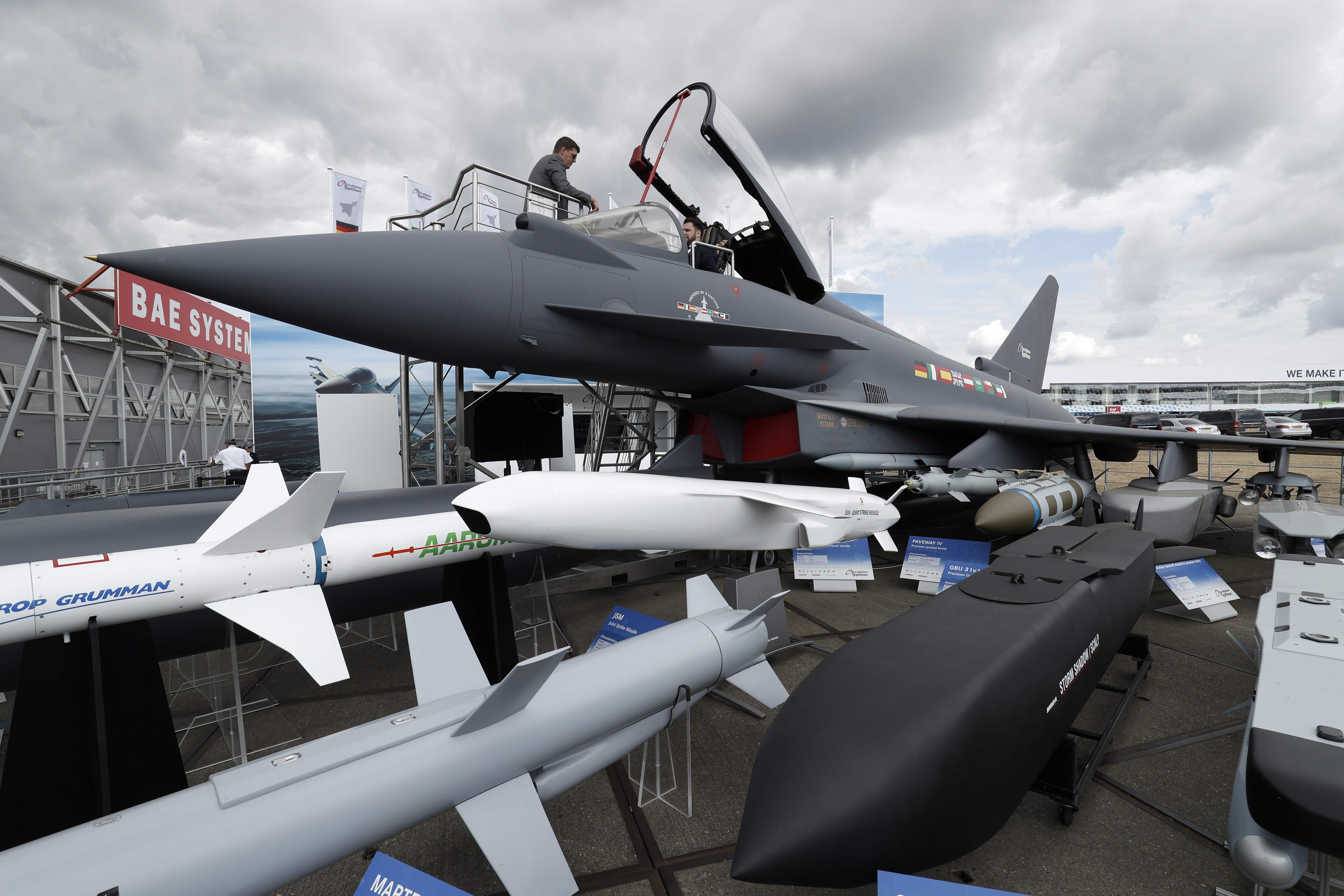 Pesawat tempur jenis Eurofighter Typhoon yang dipamerkan dalam Farnborough Airshow.