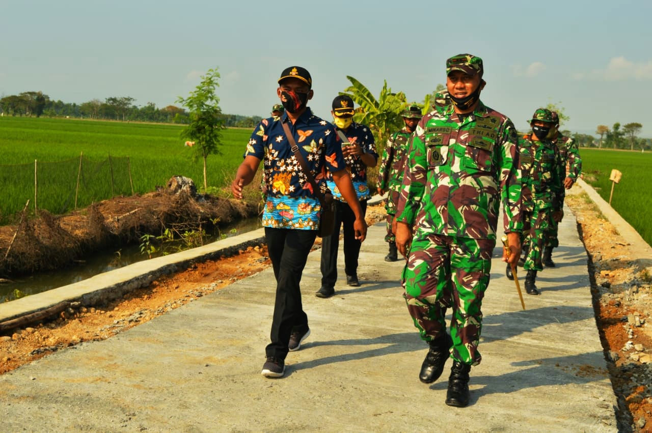Dandim 0723 Klaten Letkol (Kav) Minarso (kanan) saat meninjau kegiatan TMMD di Desa Demangan