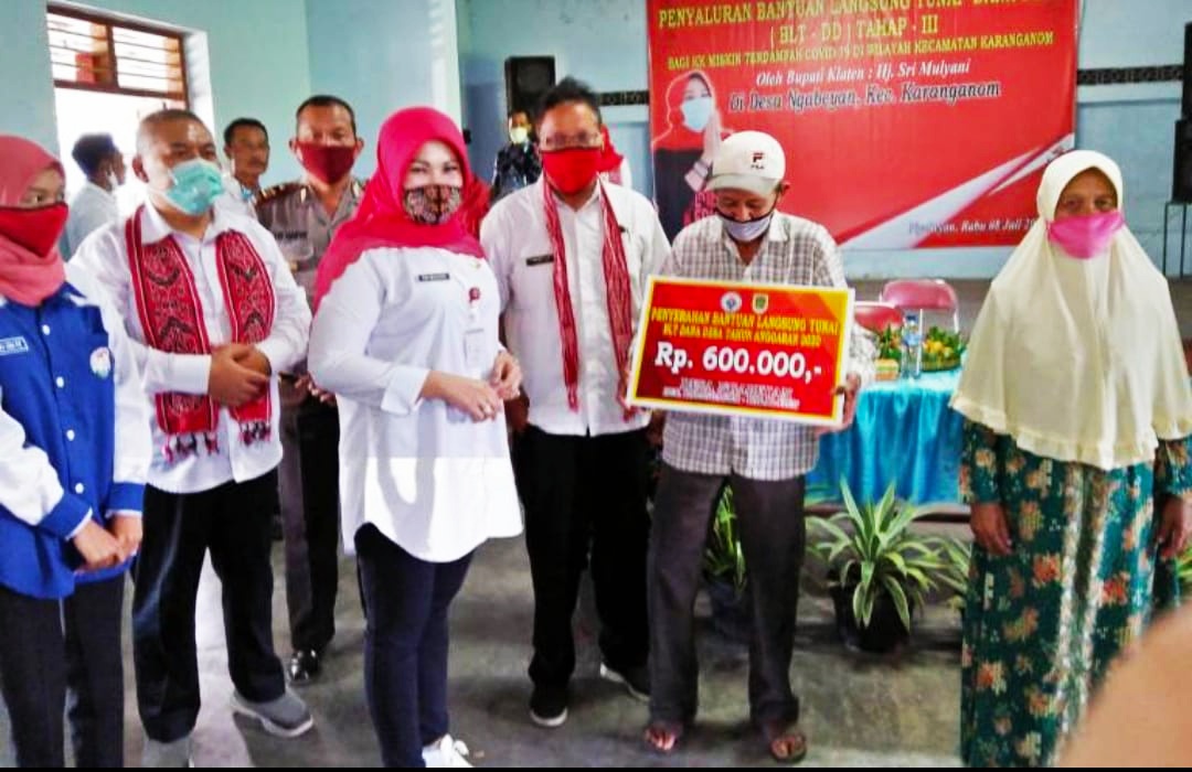  Bupati Klaten Sri Mulyani menyerahkan BLT dana desa secara simbolis ntuk empat desa di Kecamatan Karanganom, Rabu (8/7/2020).