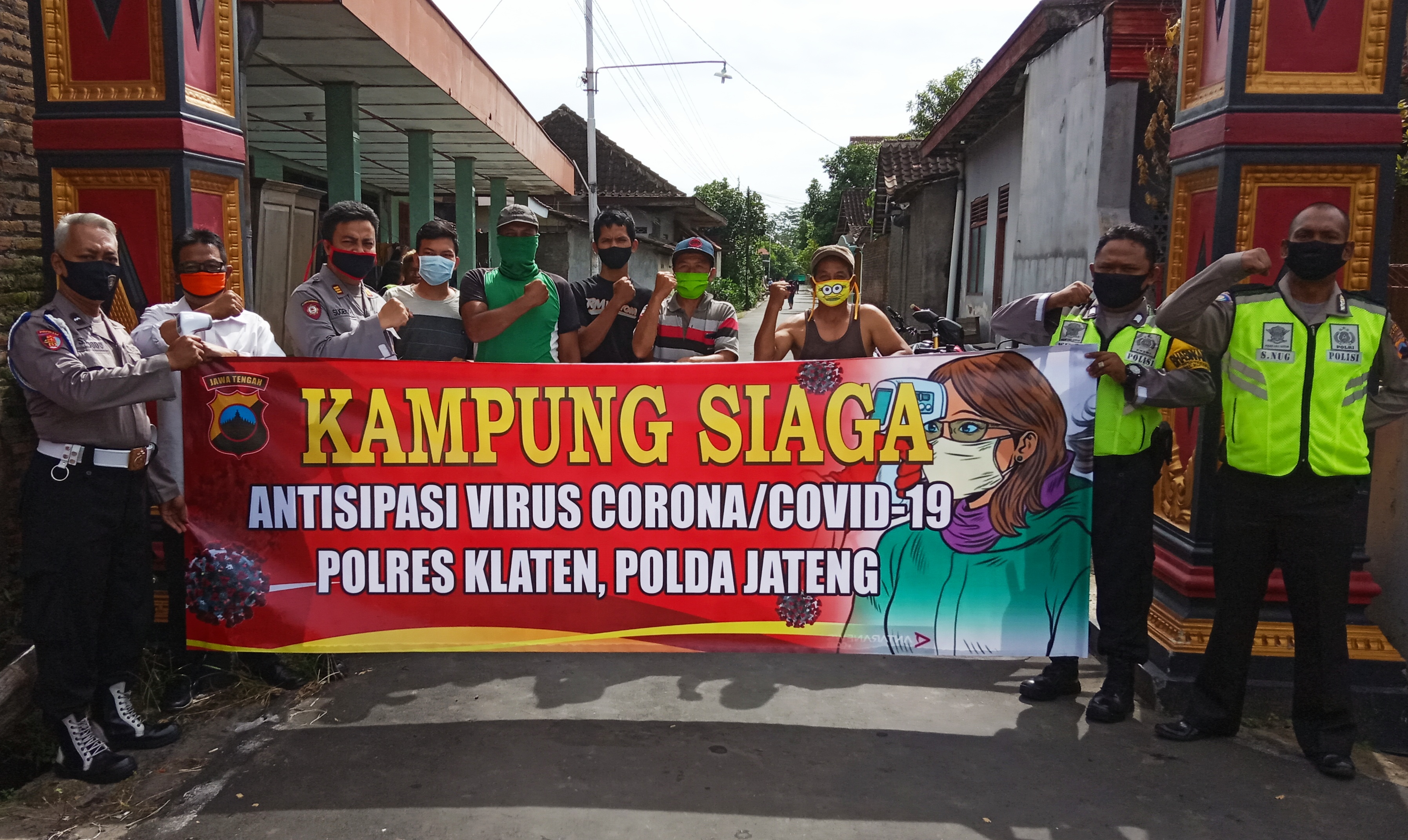 Pemasangan spanduk kampung siaga antisipasi Covid-19 di Klaten Utara. 