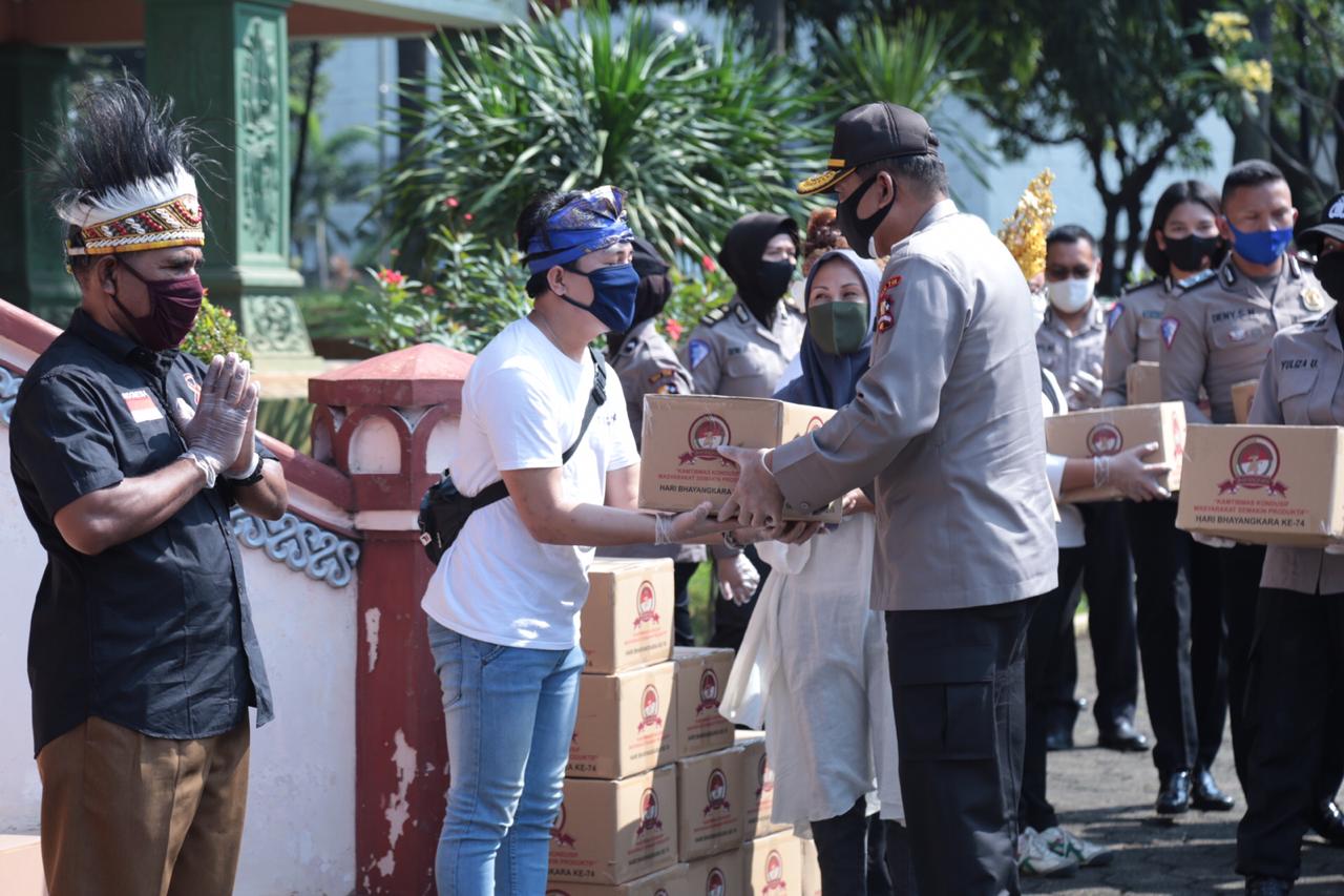 Polri memberikan bansos kepada senimak terdampak Covid-19 dalam peringatan HUT Bhayangkara ke-74