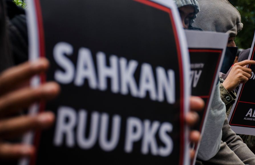 Massa yang tergabung dalam Aliansi Rakyat Menggugat melakukan aksi unjuk rasa di Taman Vanda, Bandung, Jawa Barat, Kamis (2/7/2020). 