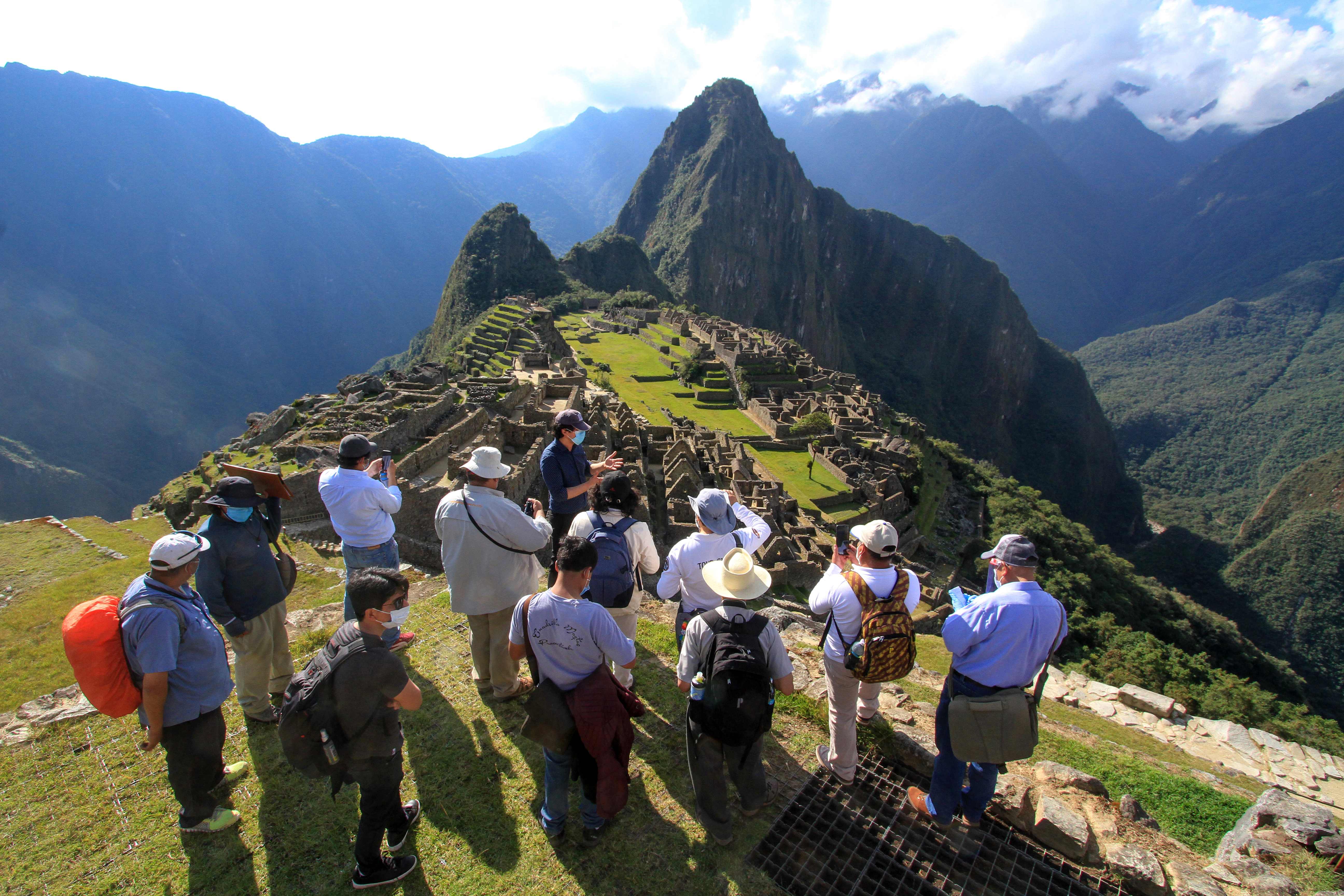 Tim pengawas berkunjung ke Machu Picchu pada 12 Juni 2020 memeriksa kesiapan obyek wisata itu sebelum dibuka kembali.