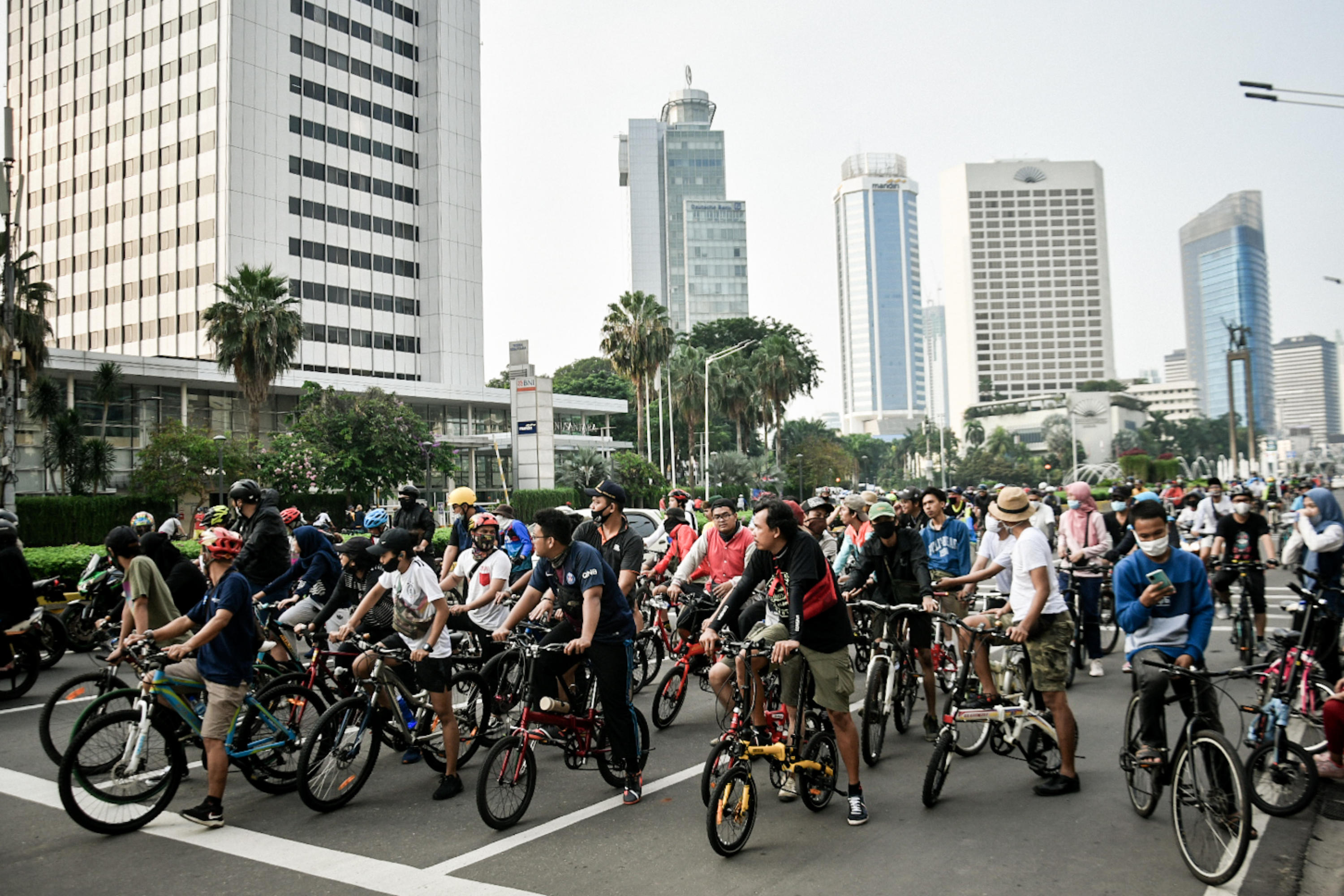 Warga bersepeda di Jalan Soedirman-Thamrin, Jakarta, Minggu (7/6/2020). 