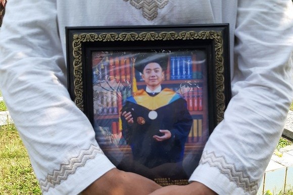 Foto mendiang Yodi Prabowo saat pemakaman