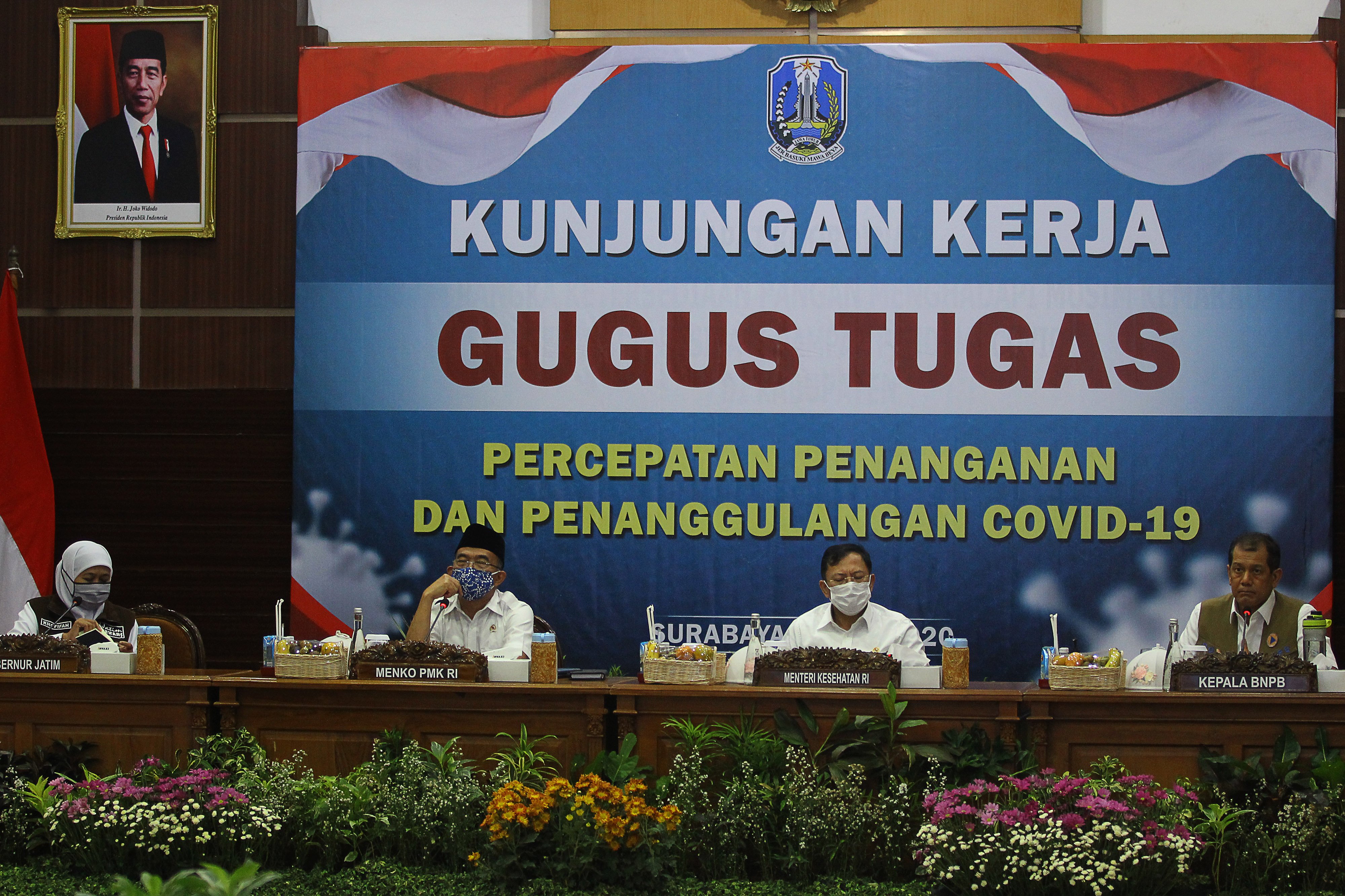 Menteri PMK Mihadjir Effendy bersama Menkes Terawan dan Ketua Gugus Tugas Nasional Doni Monardo saat kunker di Jawa Timur, Minggu (5/7/2020)