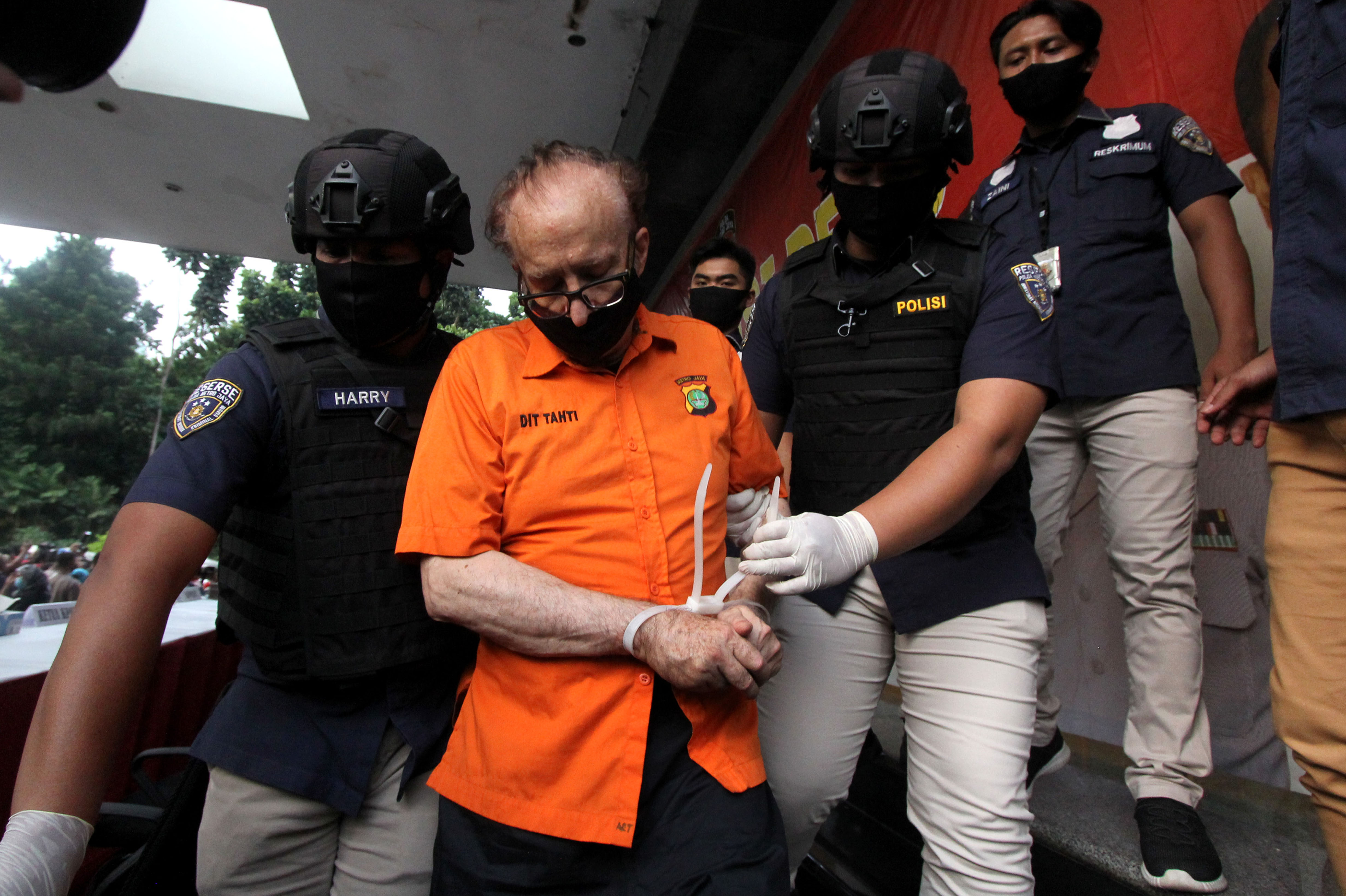 Tersangka kasus eksploitasi seksual terhadap anak, Francois Abello Camille (kedua kiri), tewas lewat percobaan bunuh diri di tahanan.