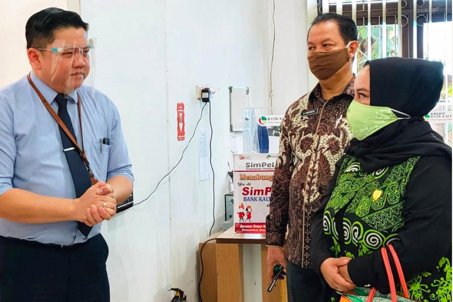 Wakil Ketua DPRD Kalteng Faridawaty Darland Adjeh (kanan) yang juga Ketua DPW Partai NasDem Kalteng.