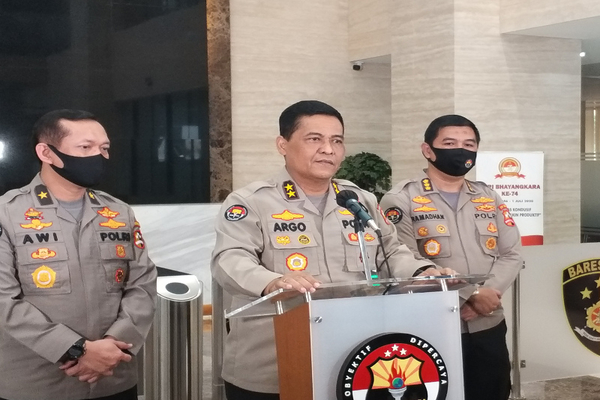 Kepala Divisi Humas Polri Irjen Argo Yuwono (tengah).