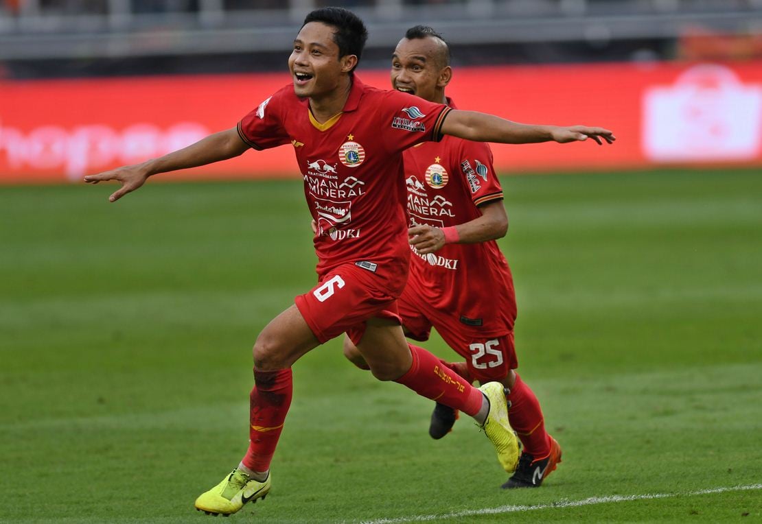 Pemain Persija Jakarta Evan Dimas (kiri) dan Riko Simanjuntak di Stadion Utama Gelora Bung Karno (SUGBK), Jakarta, Minggu (1/3/2020). 