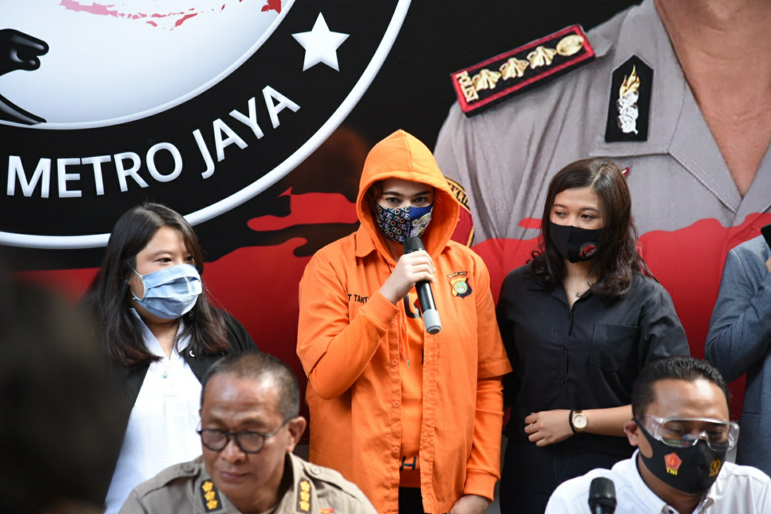 Artis Catherine Wilson (baju orange) dihadirkan sebagai tersangka saat pengungkapan kasus narkoba di Polda Metro Jaya, Jakarta, Sabtu (18/7)