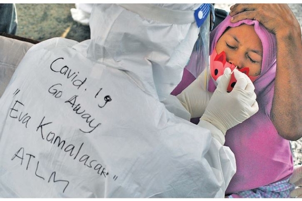 Warga mengikuti swab test yang dilakukan di Terminal Baranangsiang, Kota Bogor, Jawa Barat, kemarin. 